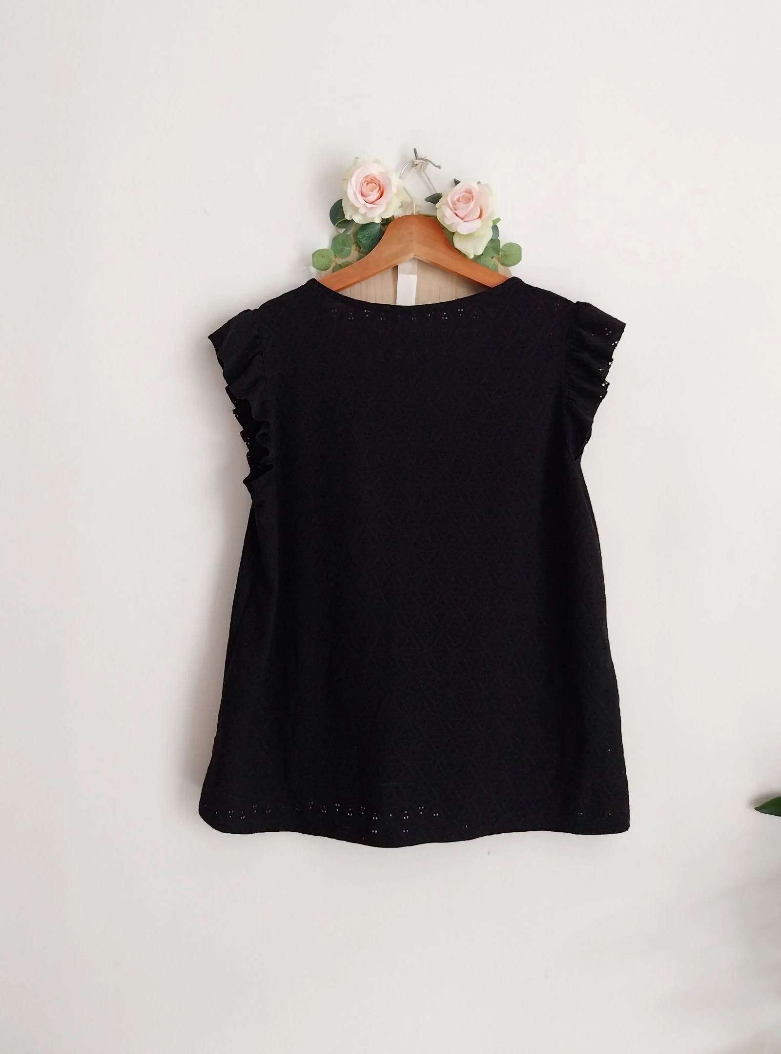 Top negro texturizado con flores agujereado Promod Talla 38 – photo 8